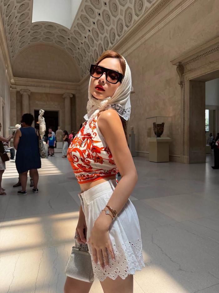 Gu thời trang sang trọng giúp Huyền Baby nổi bật giữa New York. (Nguồn: FBNV)