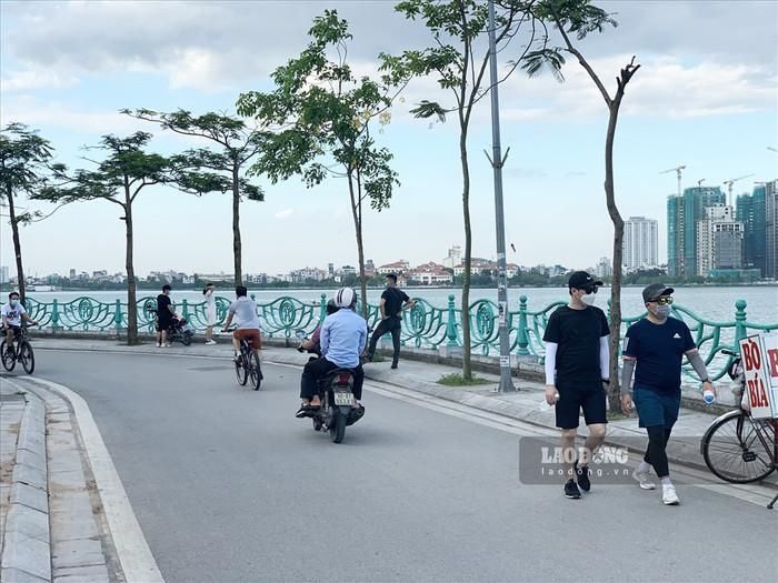 Dòng người đi dạo ở Hồ Tây. Ảnh: báo Lao Động
