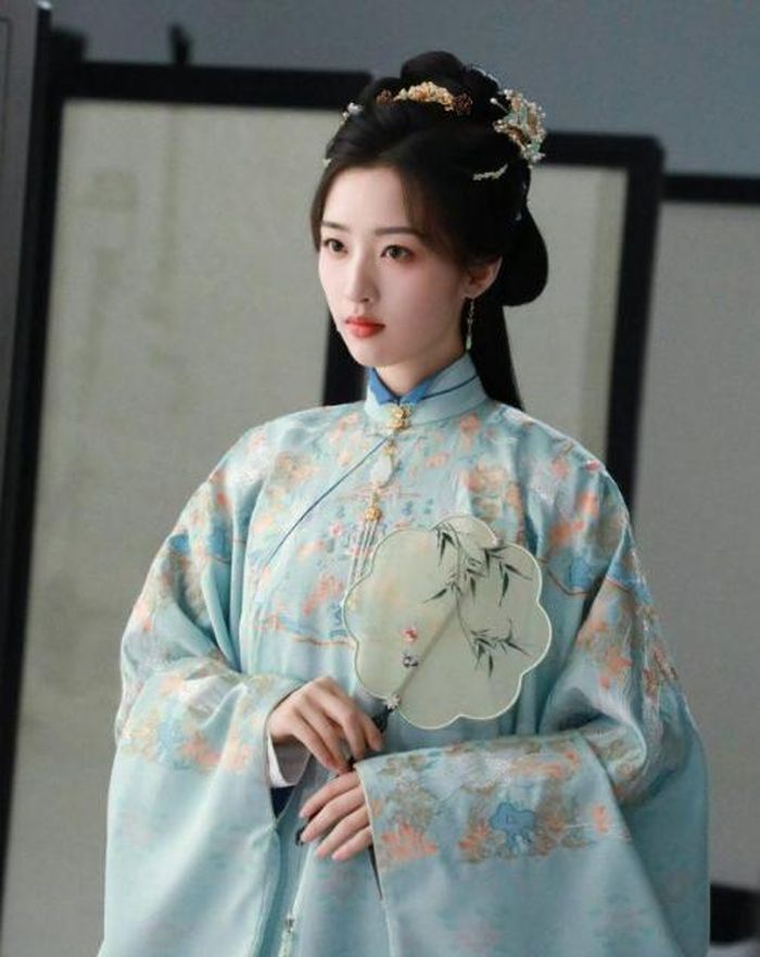 Đặng Ân Hy được khán giả biết đến từ rất sớm với khả năng diễn xuất giàu cảm xúc. Sở hữu vẻ đẹp mong manh cùng đôi mắt giàu biểu cảm, cô được nhiều người ví như "nàng thơ" của màn ảnh Hoa ngữ.
