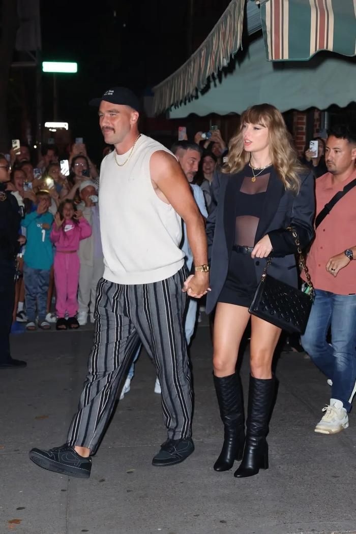 Taylor Swift và Travis Kelce chính thức tổ chức hôn lễ vào ngày 3/7 tại Madison Square Garden trước sự chứng kiến của gia đình và bạn bè thân thiết.