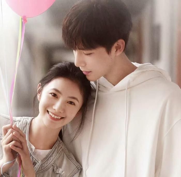 Lấy bối cảnh tuổi trẻ tại vùng biển, phim kể hành trình từ oan gia trở thành tri kỷ của Hình Vũ và Tình Dã. Không khí mùa hè, khung cảnh nên thơ cùng câu chuyện trưởng thành giúp bộ phim mang đến cảm giác tươi sáng và giàu năng lượng.