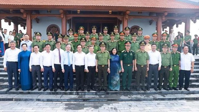 Chủ tịch Ủy ban Trung ương MTTQ Việt Nam Bùi Thị Minh Hoài, Bộ trưởng Lương Tam Quang, Trưởng ban Nội chính Trung ương Lê Minh Trí và các đại biểu tại Khu lưu niệm Anh hùng liệt sĩ CAND Bùi Thị Cúc.