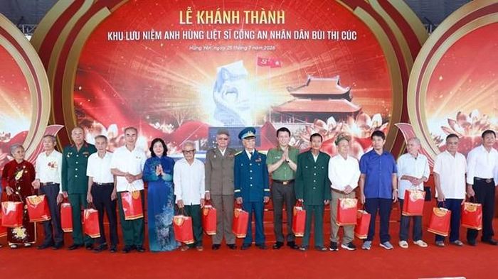 Chủ tịch Ủy ban Trung ương MTTQ Việt Nam Bùi Thị Minh Hoài và Bộ trưởng Lương Tam Quang trao quà tặng các thương binh, bệnh binh của xã Xuân Trúc.