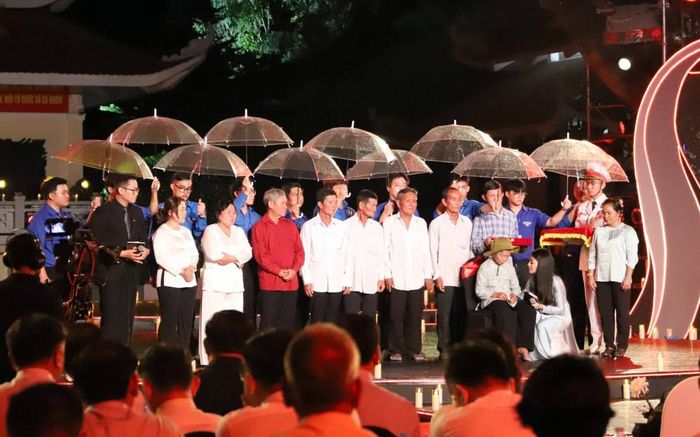 Di vật của liệt sĩ Huỳnh Văn Quên được trao lại cho thân nhân tại chương trình cầu truyền hình "Sao sáng dẫn đường"