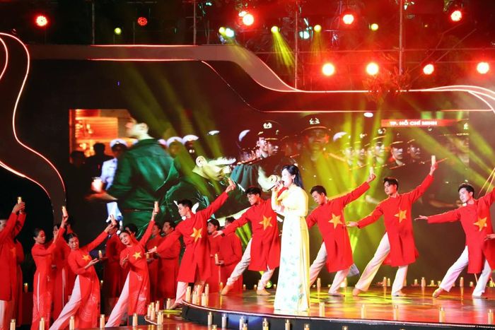 Chương trình còn có nhiều tiết mục nghệ thuật đặc sắc với sự tham gia của các nghệ sĩ, cựu chiến binh, thương binh, bệnh binh và những người lính đang trực tiếp làm nhiệm vụ.