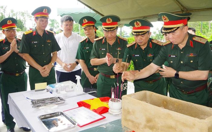 Thủ trưởng Bộ Tư lệnh Quân khu 4 và Cục Chính sách - Xã hội (Tổng cục chính trị) trong dịp kiểm tra công tác lấy mẫu hài cốt liệt sĩ tại Nghĩa trang liệt sĩ Nghi Lộc, Nghệ An