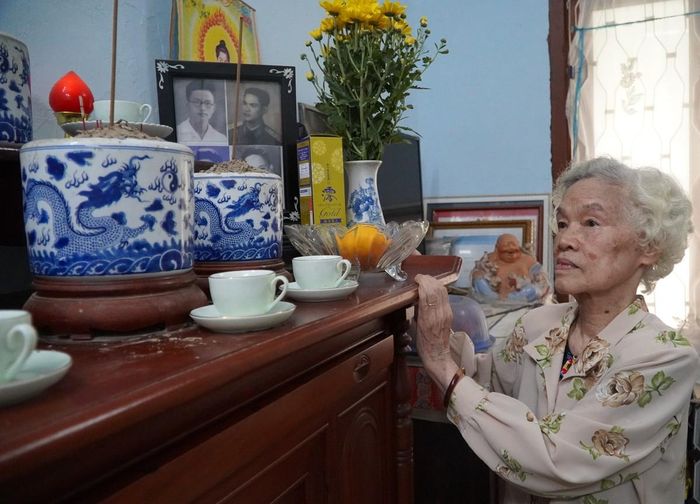Bà Lê Thị Quyên thắp nén nhang lên bàn thờ gia tiên và liệt sĩ Phạm Ngọc Tùng