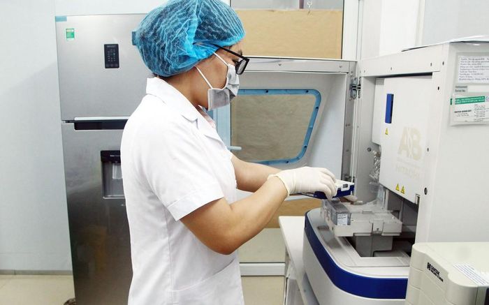ThS. Đinh Thị Lan, giám định viên Trung tâm Pháp y Hà Nội, làm công tác giám định ADN