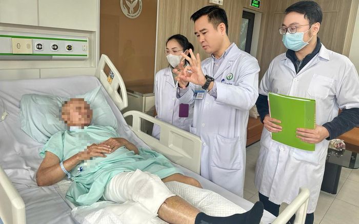 Bác sĩ kiểm tra sức khỏe của thương binh