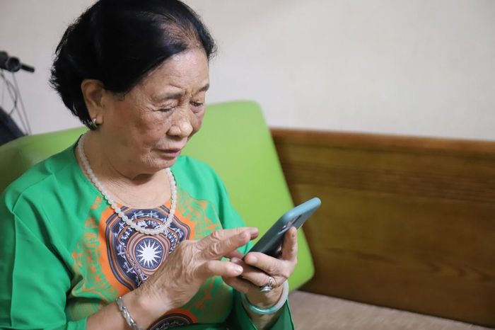 Bà Nguyễn Thị Hỏe xúc động khi nghe những giai điệu tri ân anh hùng liệt sĩ vào dịp tháng Bảy