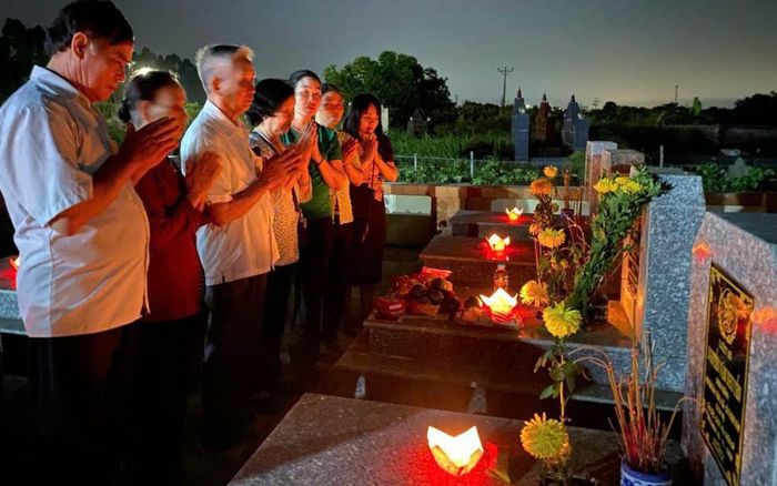 Gia đình bà Nguyễn Thị Hỏe trước mộ liệt sĩ Nguyễn Đức Hỏa