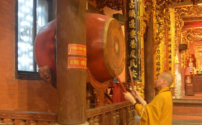 Nghi thức thỉnh chuông, trống tại Chùa Thành (phường Lương Văn Tri, tỉnh Lạng Sơn). Ảnh: ĐT