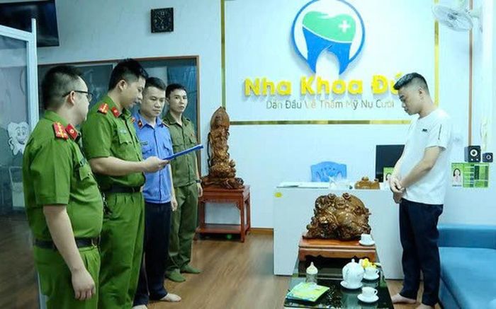 Lực lượng chức năng Lạng Sơn tiến hành khởi tố bị can đối với Hoàng Trọng Nguyên (bìa phải). Ảnh: Công an Lạng Sơn