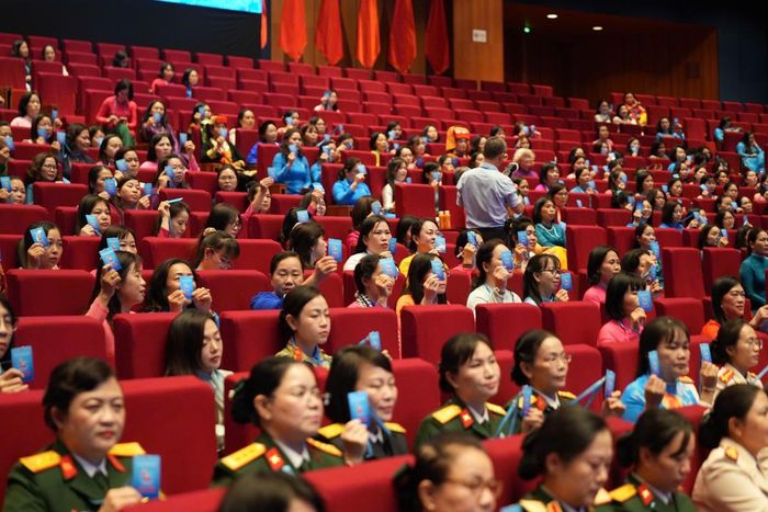 Các đại biểu biểu quyết thông qua Nghị quyết Đại hội đại biểu Phụ nữ toàn quốc lần thứ XIV, nhiệm kỳ 2026-2031. Ảnh: Thu Hà
