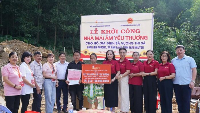 Hiệp hội Nữ doanh nhân Việt Nam tại Lễ khởi công xây nhà Mái ấm yêu thương hộ gia đình bà Vương Thị Sá (dân tộc Mông)