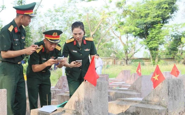 Thiếu tá Quân nhân chuyên nghiệp Đặng Thị Hồng Quyên cùng đồng đội tham gia "Chiến dịch 500 ngày đêm" tại địa bàn tỉnh Hà Tĩnh