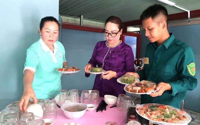 Cán bộ, hội viên phụ nữ phường cùng chuẩn bị chương trình “Bữa cơm dâng Mẹ - Muôn lời tri ân” tại gia đình Mẹ Việt Nam anh hùng Phan Thị Cai