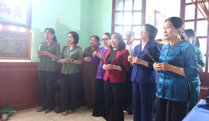 Các lãnh đạo địa phương dâng hương tại nhà Mẹ Việt Nam Anh hùng Phan Thị Cai (khu phố Tân Phước 3, phường Tân Đông Hiệp).