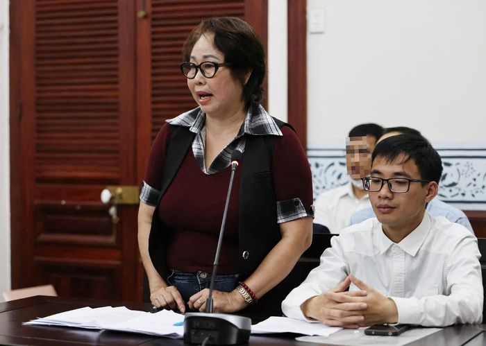 Tại phiên tòa sơ thẩm, bà Sáng (bên trái) là mẹ kế của cố nghệ sĩ Đức Tiến và người quản lý xác nhận vợ chồng Đức Tiến - Bình Phương gửi tiền về Việt Nam mua đất, xây nhà