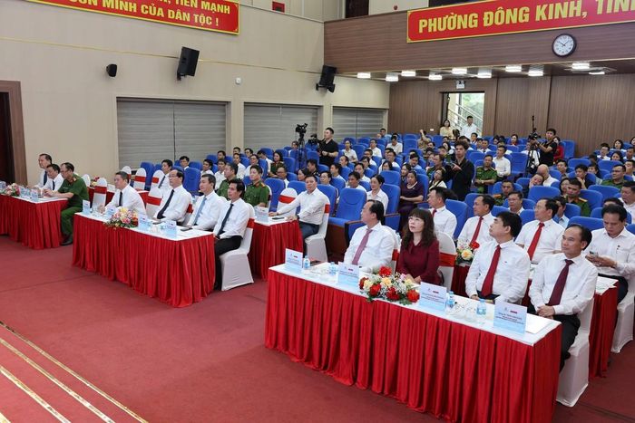 Các lãnh đạo và đại biểu tham dự buổi lễ