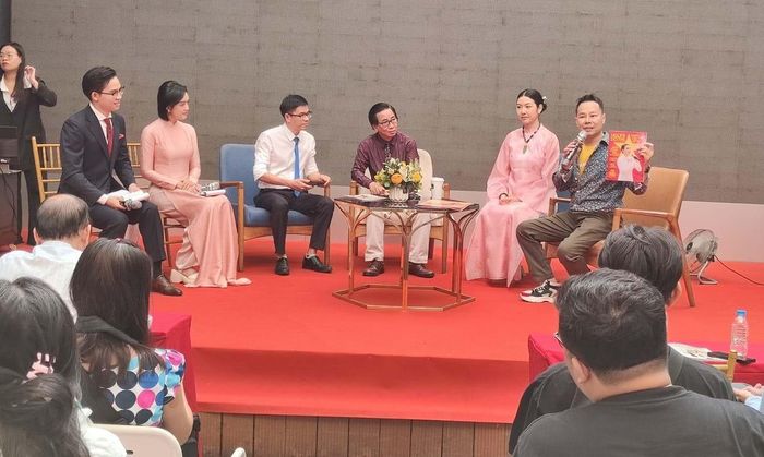 Các khách mời tham gia bàn tròn giao lưu "Báo xuân tiến bước thời đại số" thuộc khuôn khổ Triển lãm Báo xuân - Tiến bước thời đại số được tổ chức lần đầu tiên tại Đường sách TP.HCM chào mừng Tết Nguyên Đán Bính Ngọ 2026.