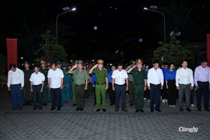 Đoàn đại biểu dành phút mặc niệm tưởng nhớ các Anh hùng liệt sĩ.