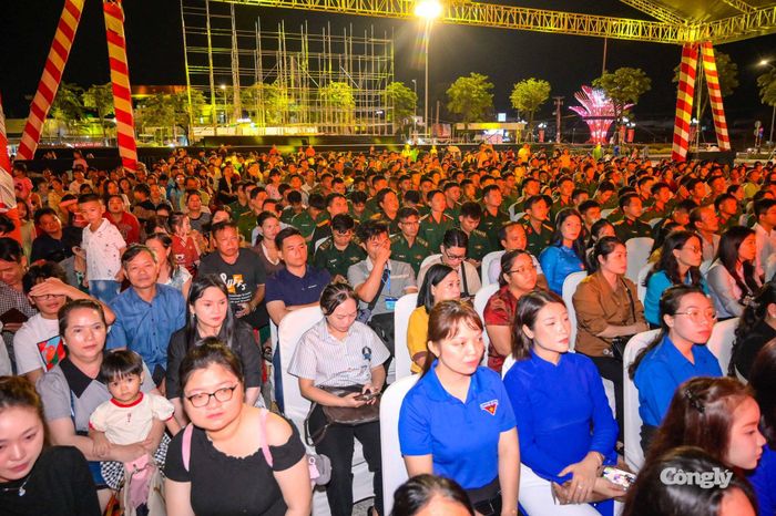 Chương trình nghệ thuật thu hút đông đảo người dân đến xem