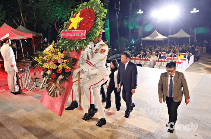 Các đồng chí lãnh đạo tỉnh Lâm Đồng dâng hoa các Anh hùng Liệt sĩ.