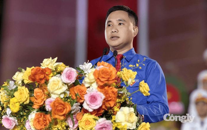 Anh Trương Minh Quang, Bí thư Tỉnh đoàn đại diện thế hệ trẻ tỉnh Lâm Đồng phát biểu tri ân tại buổi lễ.