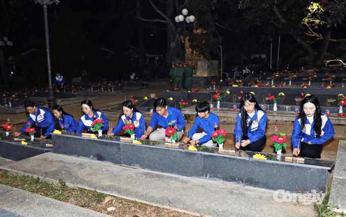 Thế hệ trẻ tỉnh Lâm Đồng dâng hương tại phần mộ các Anh hùng Liệt sĩ.
