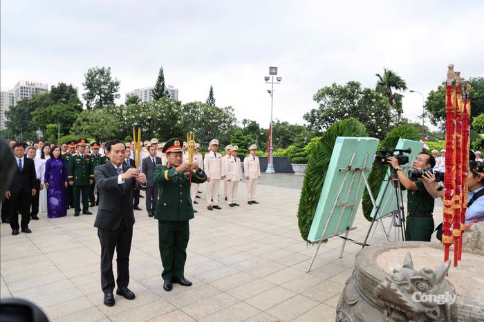 Đoàn lãnh đạo TP.HCM dâng hương tưởng niệm Anh hùng liệt sĩ.
