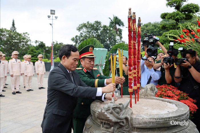 Dâng hưởng tưởng niệm các Anh hùng liệt sĩ.