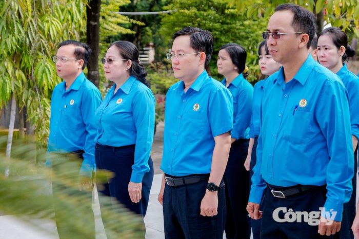 Đoàn do Phó Chủ tịch LĐLĐ TP.HCM Phùng Thái Quang làm trưởng đoàn dâng hương tại Bia tưởng niệm Nhà đèn - Chợ Quán.
