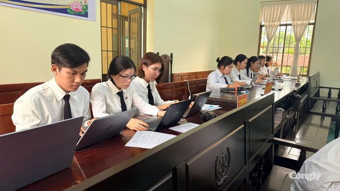 Các thí sinh nghiêm túc thực hiện bài thi
