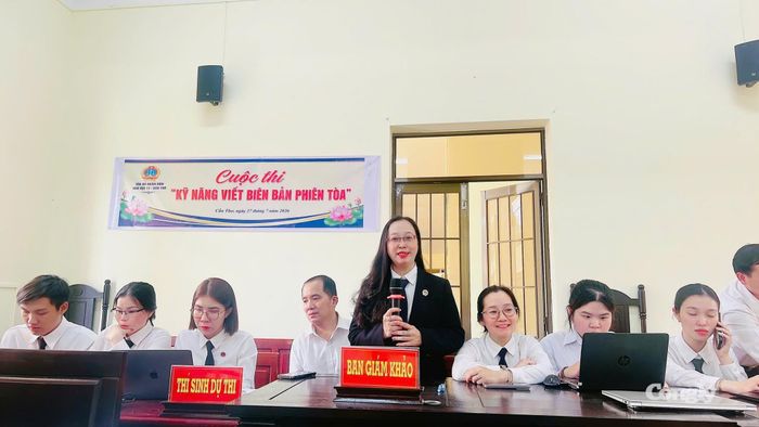 Bà Trần Thanh Ngân, Chánh án TAND khu vực 13 phát biểu tại buổi khai mạc cuộc thi