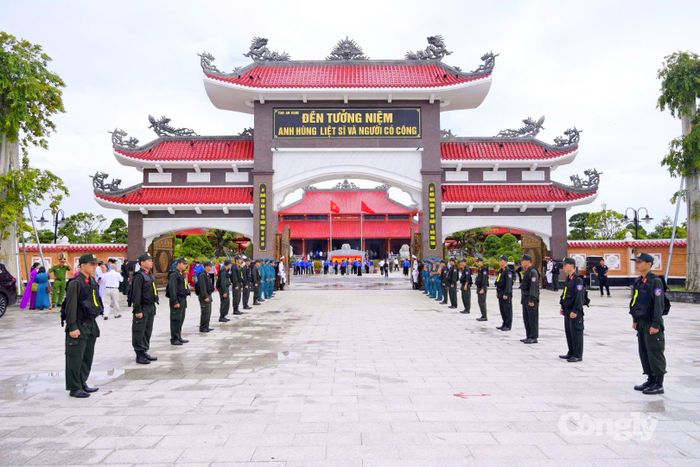 Đền thờ Anh hùng, liệt sĩ và người có công tỉnh An Giang lưu danh 2.560 Bà Mẹ Việt Nam Anh hùng và 32.387 Anh hùng, liệt sĩ, người có công