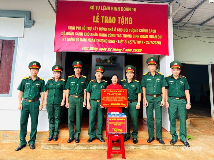 Đại tá Lại Văn Tuấn cùng các đại biểu trao kinh phí hỗ trợ và quà tặng CNV Vũ Thị Ất, con liệt sĩ