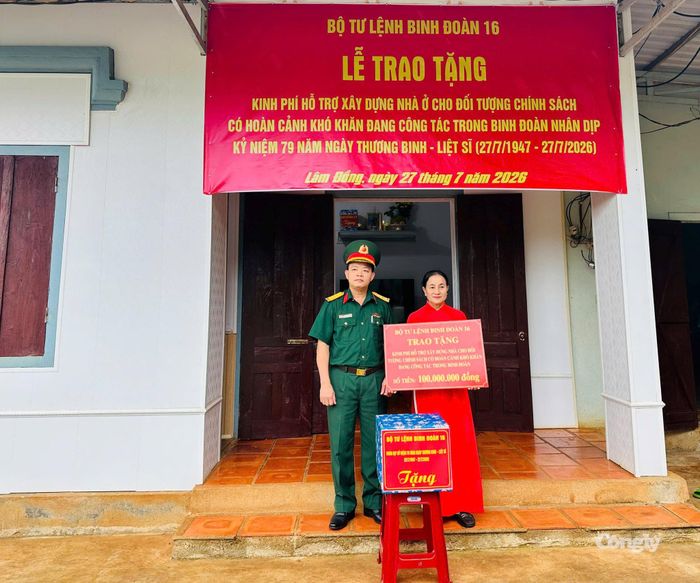 Đại tá Lại Văn Tuấn trao kinh phí hỗ trợ xây dựng nhà ở tặng CNV Vũ Thị Ất, con liệt sĩ
