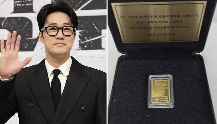 Diễn viên So Ji Sub (trái) và thỏi vàng anh dành tặng các diễn viên cùng ê-kíp bộ phim Agent Kim Reactivated của SBS. Ảnh: Yonhap News / JoongAng Ilbo.
