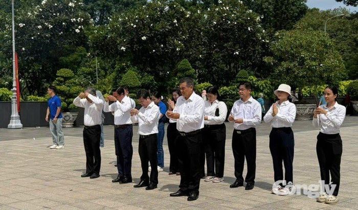 Đoàn thắp hương, tưởng niệm các anh hùng liệt sỹ có công với nước.