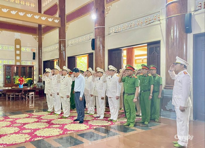 Đoàn dâng hương tại Khu căn cứ Minh Đạm.