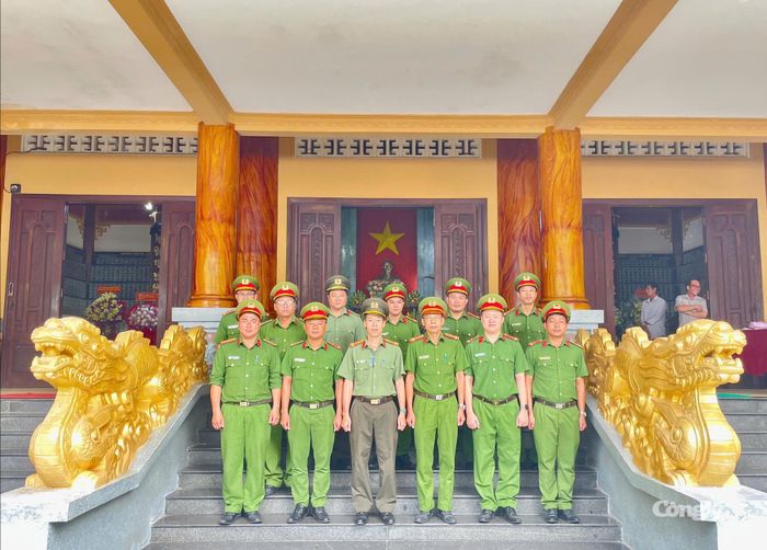 Đoàn công tác chụp hình lưu niệm tại Khu Căn cứ Minh Đạm.