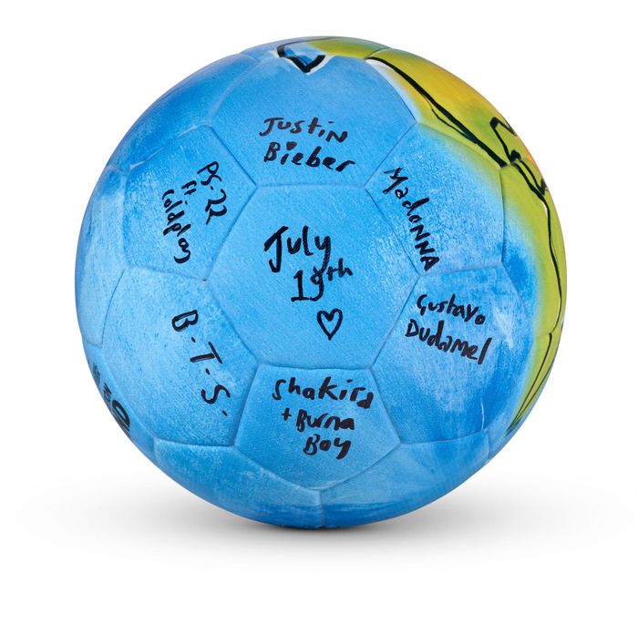Quả bóng Trái Đất World Cup được Chris Martin khắc tên các nghệ sĩ biểu diễn trong chương trình giải lao trận chung kết cũng được nhiều người quan tâm. Ảnh: FIFA