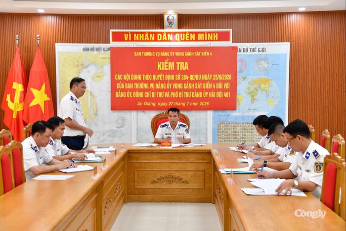 Thiếu tướng Nguyễn Văn Dũng - Bí thư Đảng ủy, Chính ủy Bộ Tư lệnh Vùng Cảnh sát biển 4 phát biểu tại buổi kiểm tra Đảng ủy Hải đội 401