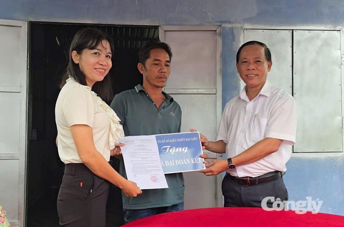 Lãnh đạo phường Hiệp Thành và Đồn Biên phòng Nhà Mát bàn giao nhà " Đại đoàn kết" cho các hộ dân