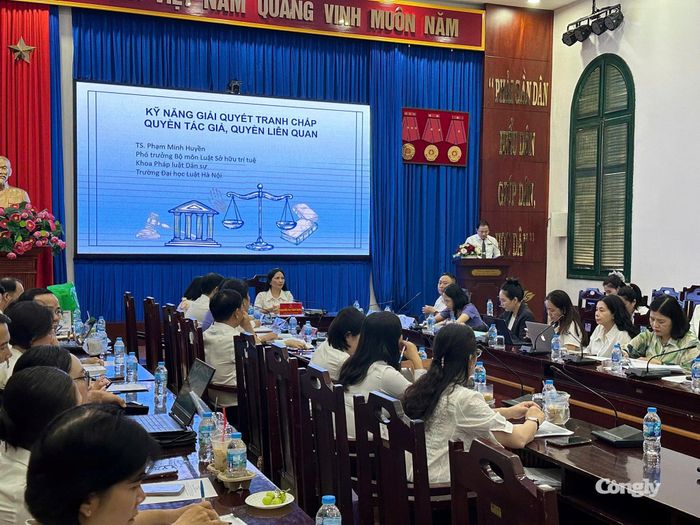 Các đại biểu trình bày tham luận tại hội nghị