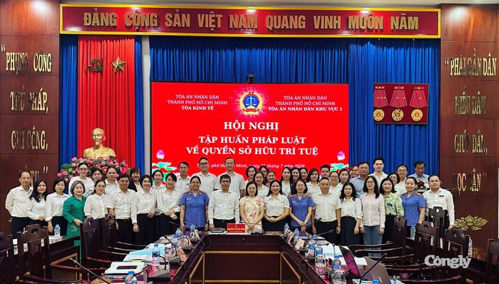 Ban tổ chức và các đại biểu chụp hình lưu niệm