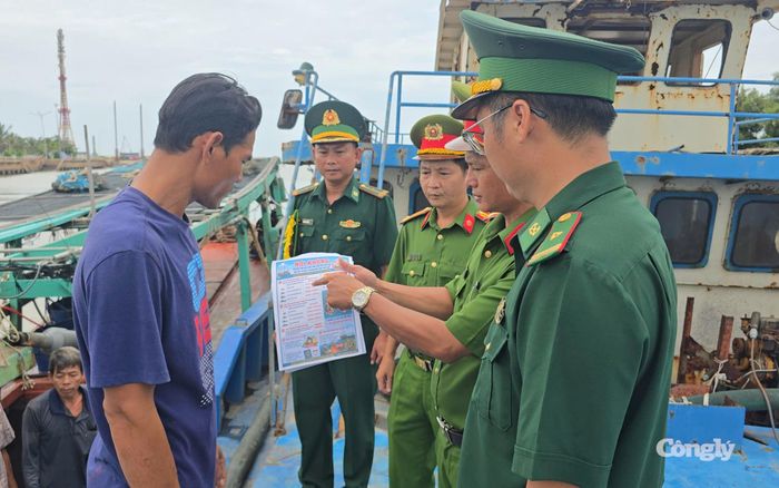 Đồn Biên phòng Nhà Mát và Công an phường Hiệp Thành tuyên truyền, phổ biến các quy định của pháp luật về phòng, chống ma túy cho thuyền viên