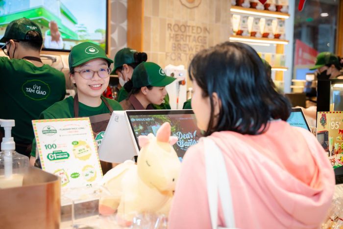 Khách hàng đang đặt món tại Phúc Long