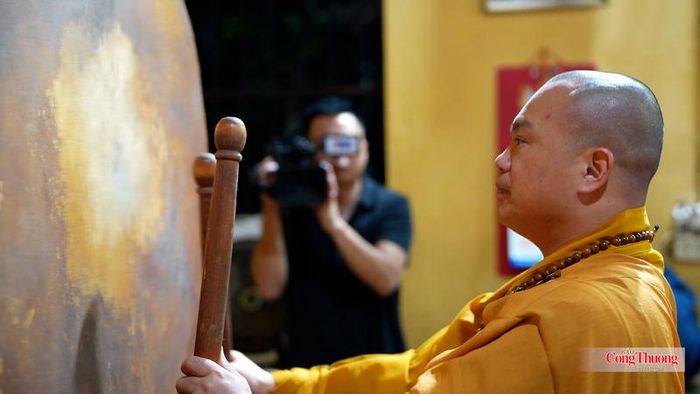 Nghi thức thỉnh chuông, gióng trống Bát-nhã được thực hiện trang nghiêm tại chùa Quán Sứ. Cùng thời điểm này, tất cả các cơ sở tự viện trên cả nước cũng đồng loạt cử hành nghi thức, tạo nên sức lan tỏa sâu rộng trong ngày 27/7. 